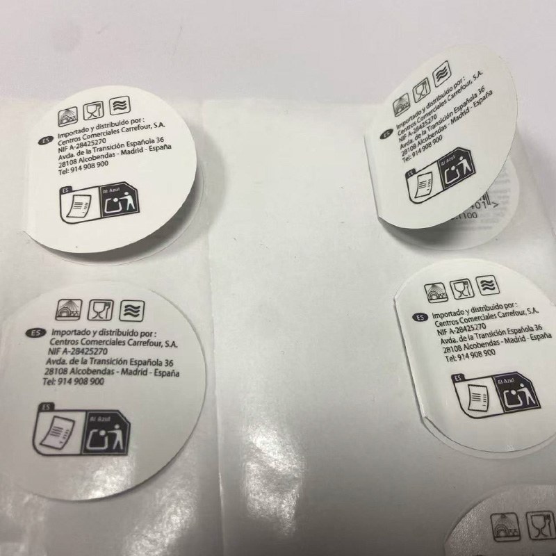 多层标签展开后承载条码、多语言说明与标识特写